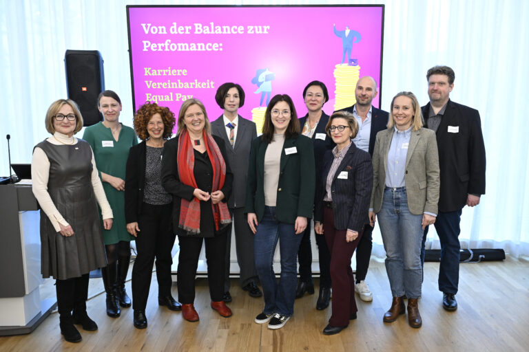 14.03.2025
Dortmund,
Unter dem Titel „Von der Balance zur Performance“ werden die Themen Karriere, Vereinbarkeit und Equal Pay beleuchtet – zentrale Aspekte für eine moderne und gerechte Arbeitswelt.

Foto: Andreas Buck

Mail: info@andreas-buck.de ; Mobil: 0171.5485046